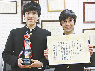 受賞した小島さん（左）と鹿内さん