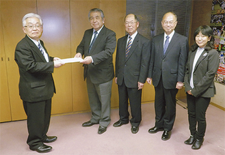 土方区長（左）に要望書を手渡す冨田委員長（左から２人目）