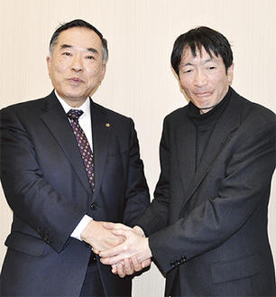 握手を交わす山田委員長（左）と指揮者の井上さん