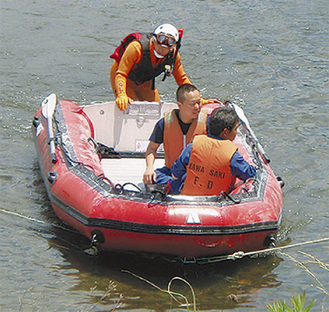 河川にボートを浮かべて行った救助訓練