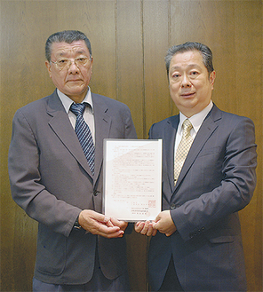 川崎市との協定書を持つ鳥海理事長と宮崎葬儀店の宮崎昇代表取締役（左）