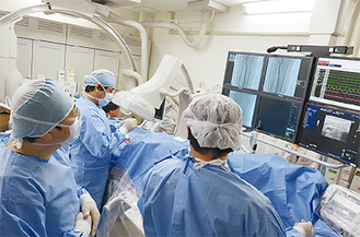 血管造影装置アンギオと心臓血管センターのチーム。365日24時間体制のチーム医療で治療にあたる