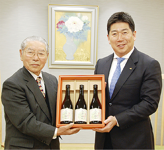 福田市長に新酒を届ける小坂さん（左）