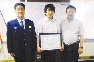 感謝状を贈られた山田さん（中央）写真高津警察署提供