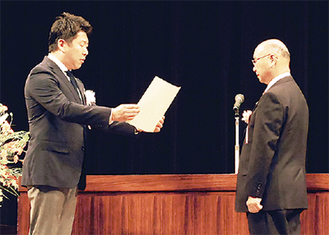 福田市長から表彰状が手渡された＝市提供