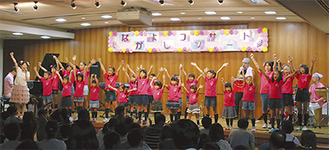 コンサートを盛り上げた桜井さん（左）や子どもたち
