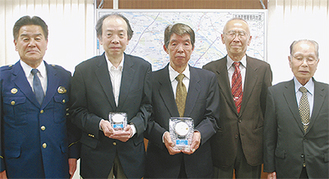 受賞した石塚さん（左から二人目）、末長台自治会の細井会長（右から二人目）、太田文明さん（中央）