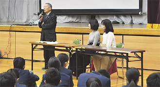 生徒に話をする藤原さん（写真左）