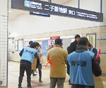 二子新地駅で啓発物を配る青安連の会員たち