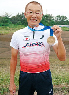 金メダルを手に、思いを語る中村さん