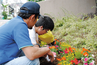 花植えをする生徒と会員
