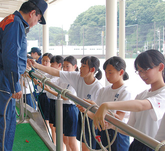 ロープの結び方を学ぶ生徒たち