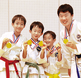 優勝を喜ぶ柿崎３兄弟と北川選手（右）