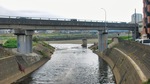 平瀬川から下流に向け、手前の橋は東久地橋、奥は緊急用河川敷道路橋