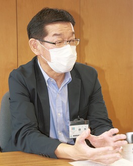 マスク姿で本紙記者の質問に答える鈴木哲朗区長