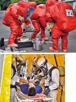上）毒物の分析を行う特別高度救助隊下）患者の除染作業を行う隊員