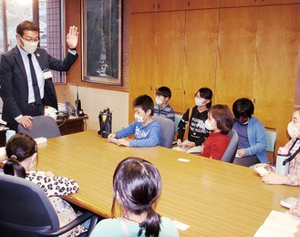 鈴木区長から区役所の役割のレクチャーを受ける参加者