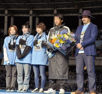 音楽ユニット「スキマスイッチ」の常田真太郎さん（右）と「ＳＨＩＳＨＡＭＯ」のメンバーと記念撮影に納まる中村選手