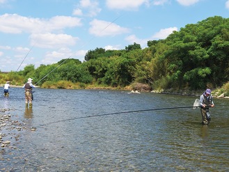 宇奈根付近で楽しむ釣り人ら