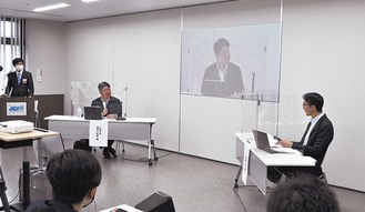 牧瀬准教授（右）の質問に答える福田市長