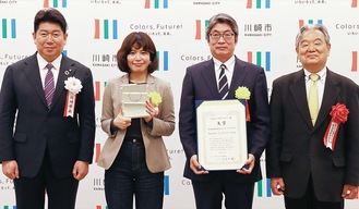 大賞を受賞したルートレック・ネットワークスの代表ら(中央２人)と足立会長(右)、福田市長