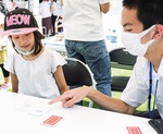 カードで環境を学ぶ参加者(左)