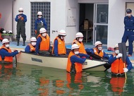 浸水に備えボート訓練