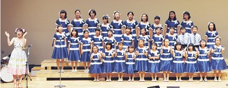 「元気で明るい歌声を存分にお楽しみください」と桜井さん（左端）＝写真は過去の様子