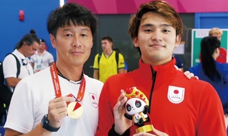 田渕海斗選手（右）と夏間大介コーチ