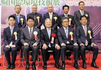 認定企業の代表者と足立会長（下段中央）、福田紀彦市長（下段左から２番目）