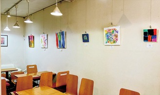 作品が展示されているカフェの様子