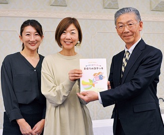 （右から）鈴木会長、平松さん、同団体の松尾実里さん
