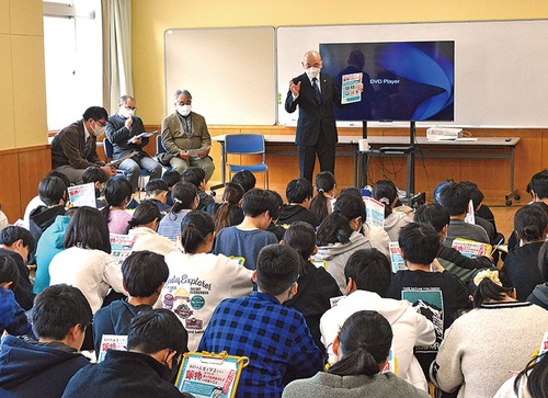 保護司の言葉を真剣に聞く児童