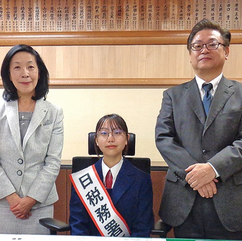 一日税務署長を務めた竪月さん