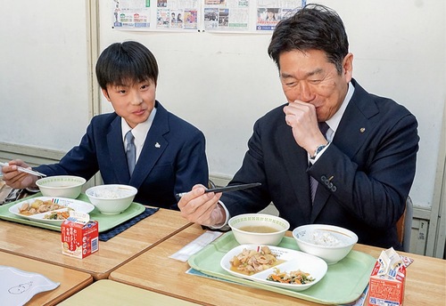 天野さん(左)の隣で試食する福田市長