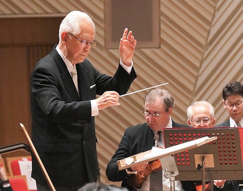 市制100周年記念式典の記念演奏で指揮を執る秋山さん（川崎市提供）