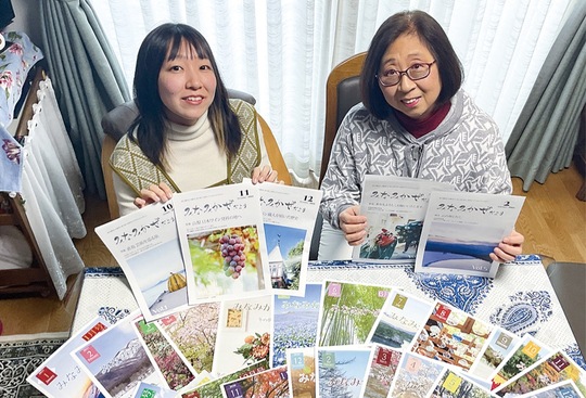 冊子作成を手掛ける齋藤さん（右）と娘の高木さん