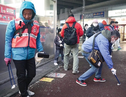 清掃活動に取り組む参加者＝川崎市提供