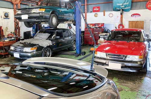 映画に「出演」させるため、整備入庫されたサーブ（２０２２年当時・右奥）