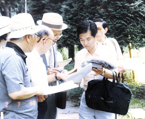 遺構を調査する渡辺さん（右、明治大学平和教育登戸研究所資料館所蔵）