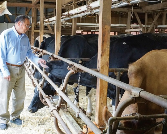 牧舎に立つ福田さん