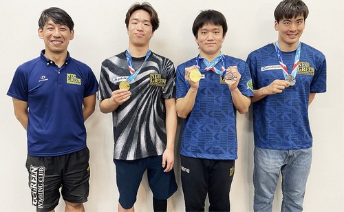 左からコーチの河合さん、川渕選手、松田選手、村上選手