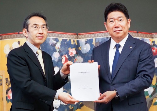 鈴木委員長（左）から答申を受ける福田市長（市提供）