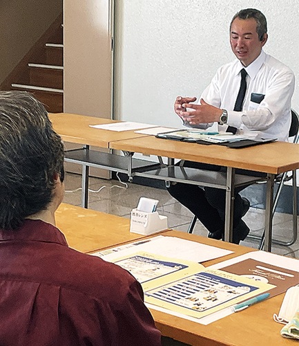 参加者の質問に答える川畑代表