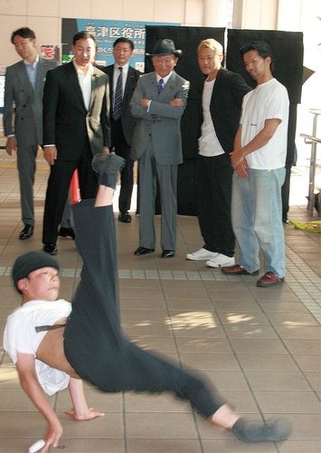 愛用の帽子をかぶりダンスを見守る麻生氏（中央）