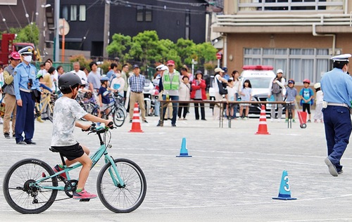 交通ルールを学ぶ参加者ら＝提供写真