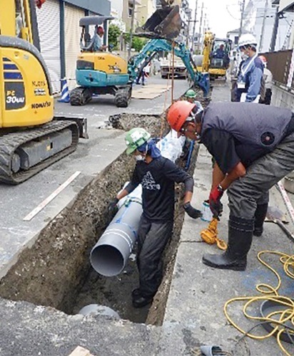 水道管の更新工事＝川崎市提供
