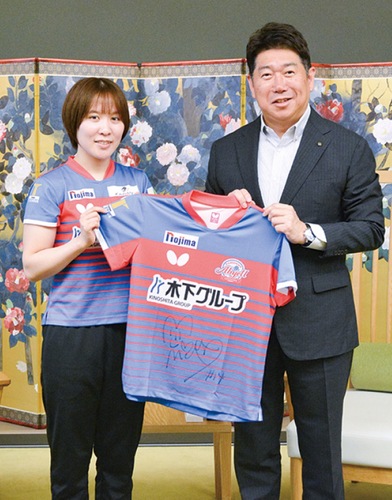 平野選手（左）と福田市長