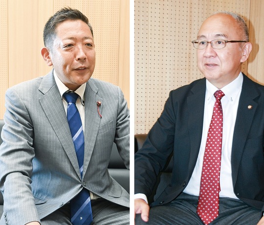 本紙のインタビューにそれぞれ応える原議長(左)と堀添副議長