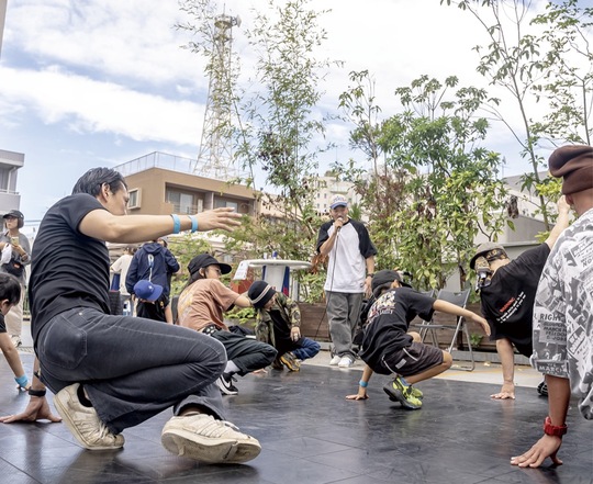 パフォーマンスを披露する参加者ら（写真はいずれも前回の様子）